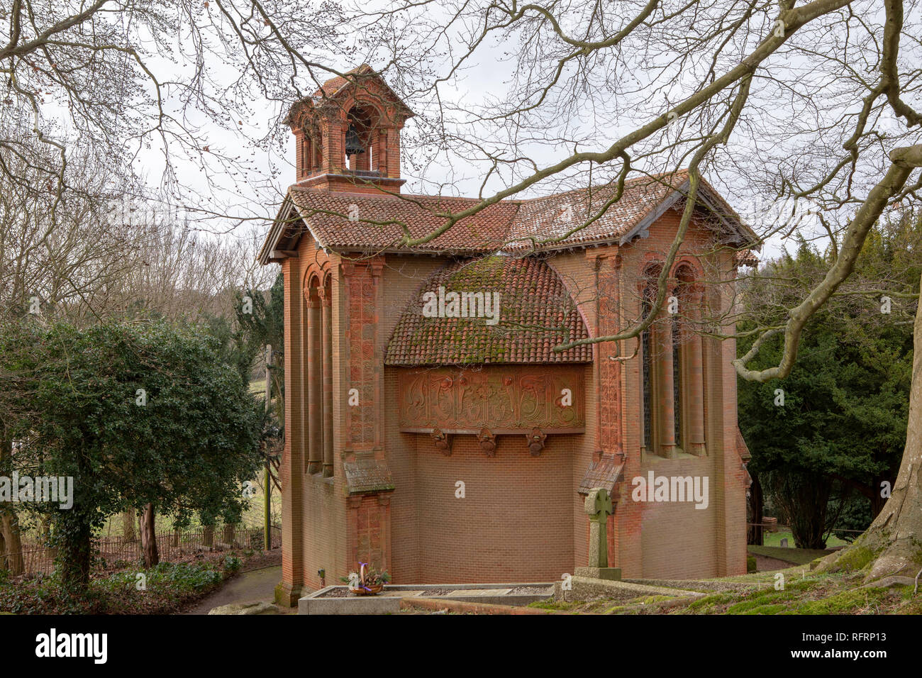 Il Watt cappella del cimitero in Compton Surrey. Costruito tra il 1896/1898 da persone locali visto che è stato progettato da artista residente Maria Fraser Tyler. Foto Stock