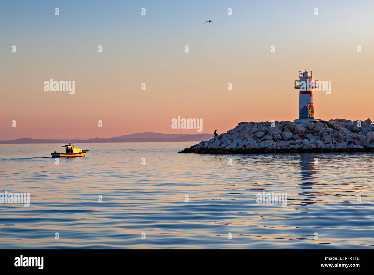 Faro nella città di Kucukkuyu sul Mare Egeo, Turchia Foto Stock