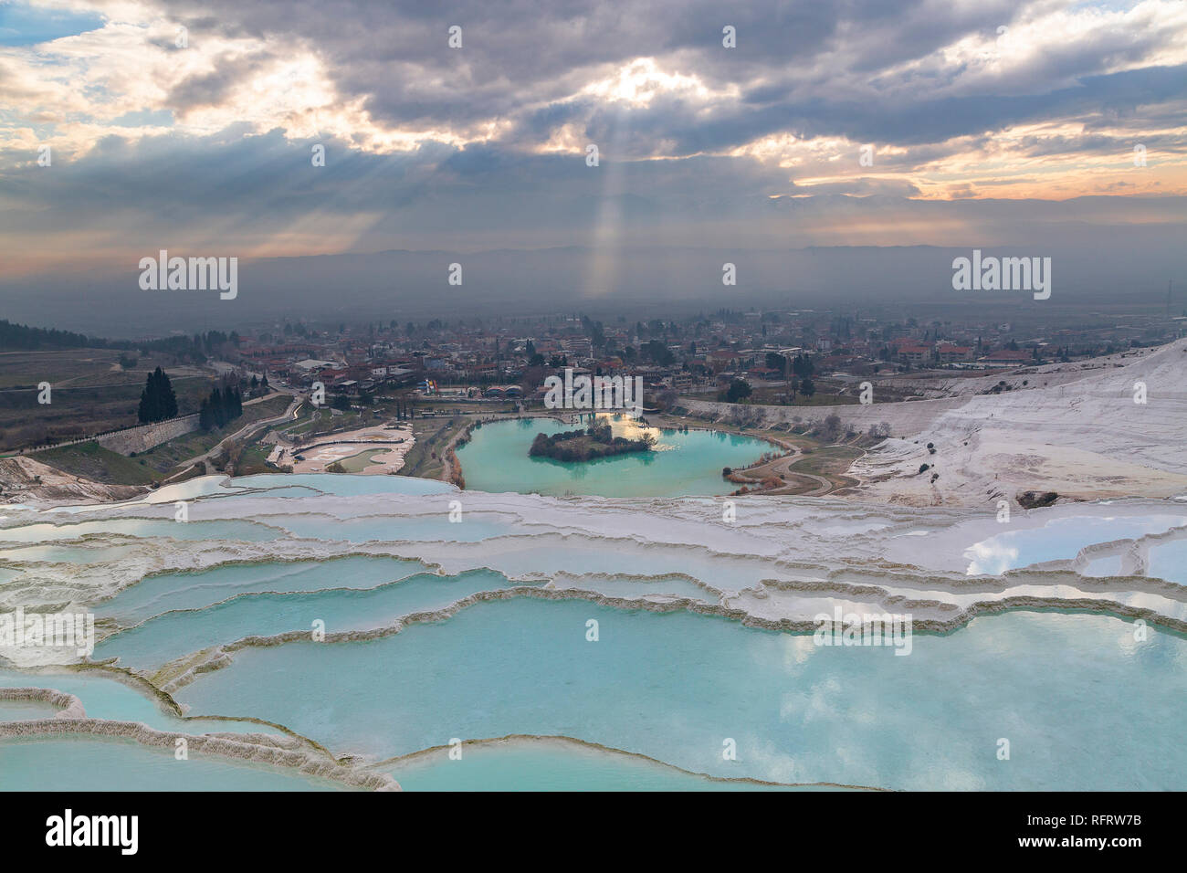 Travertino naturale piscine e terrazze in Pamukkale, Denizli, Turchia. Foto Stock