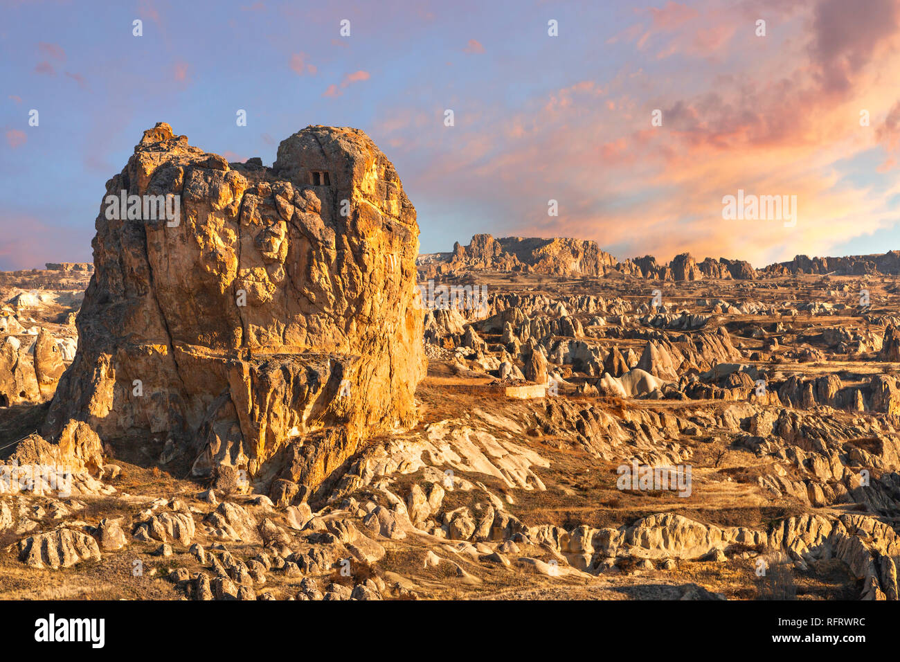 Terreni estremi della Cappadocia con formazioni di roccia vulcanica, Turchia Foto Stock