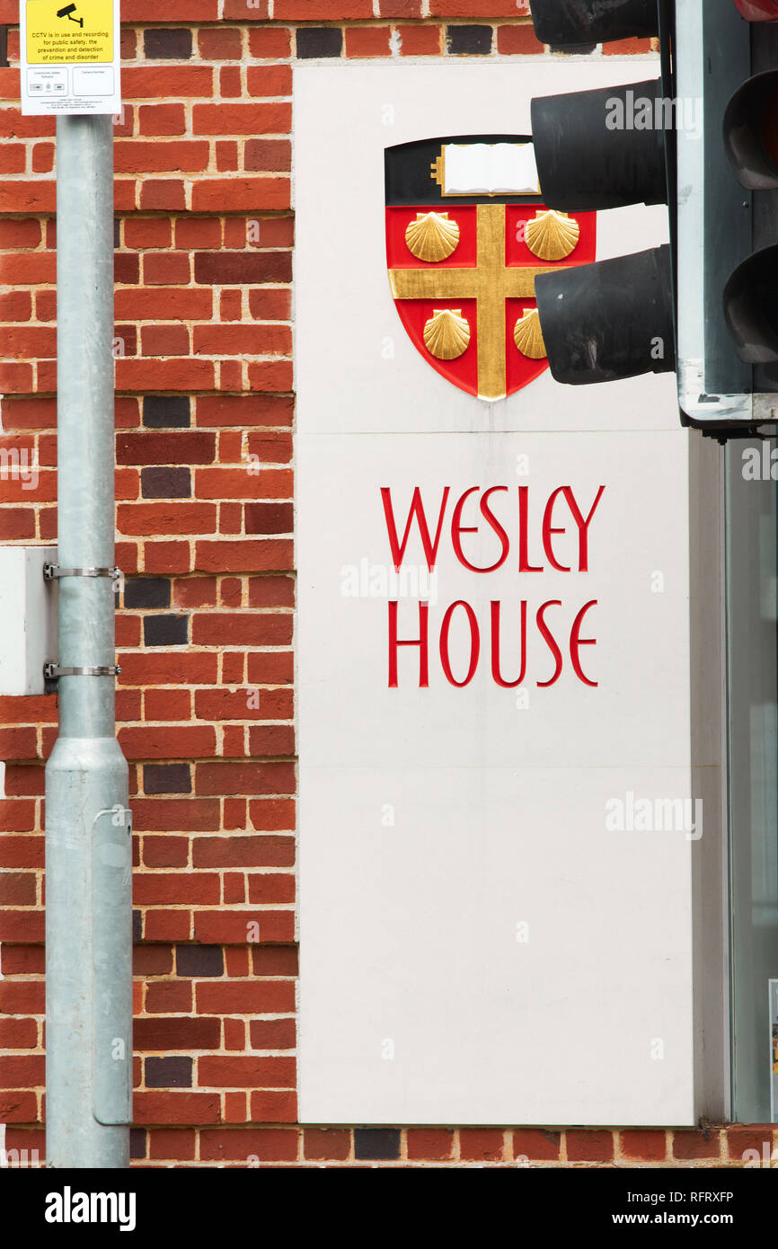 Segno ed emblema sul muro esterno di Wesley House, Cambridge, Inghilterra. Foto Stock