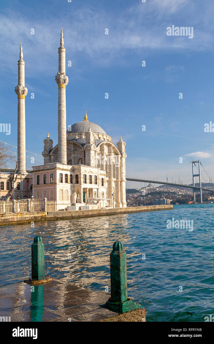 La Moschea Ortakoy noto anche come moschea Mecidiye, con Ponte sul Bosforo collegare l'Europa in Asia, in background ad Istanbul in Turchia Foto Stock