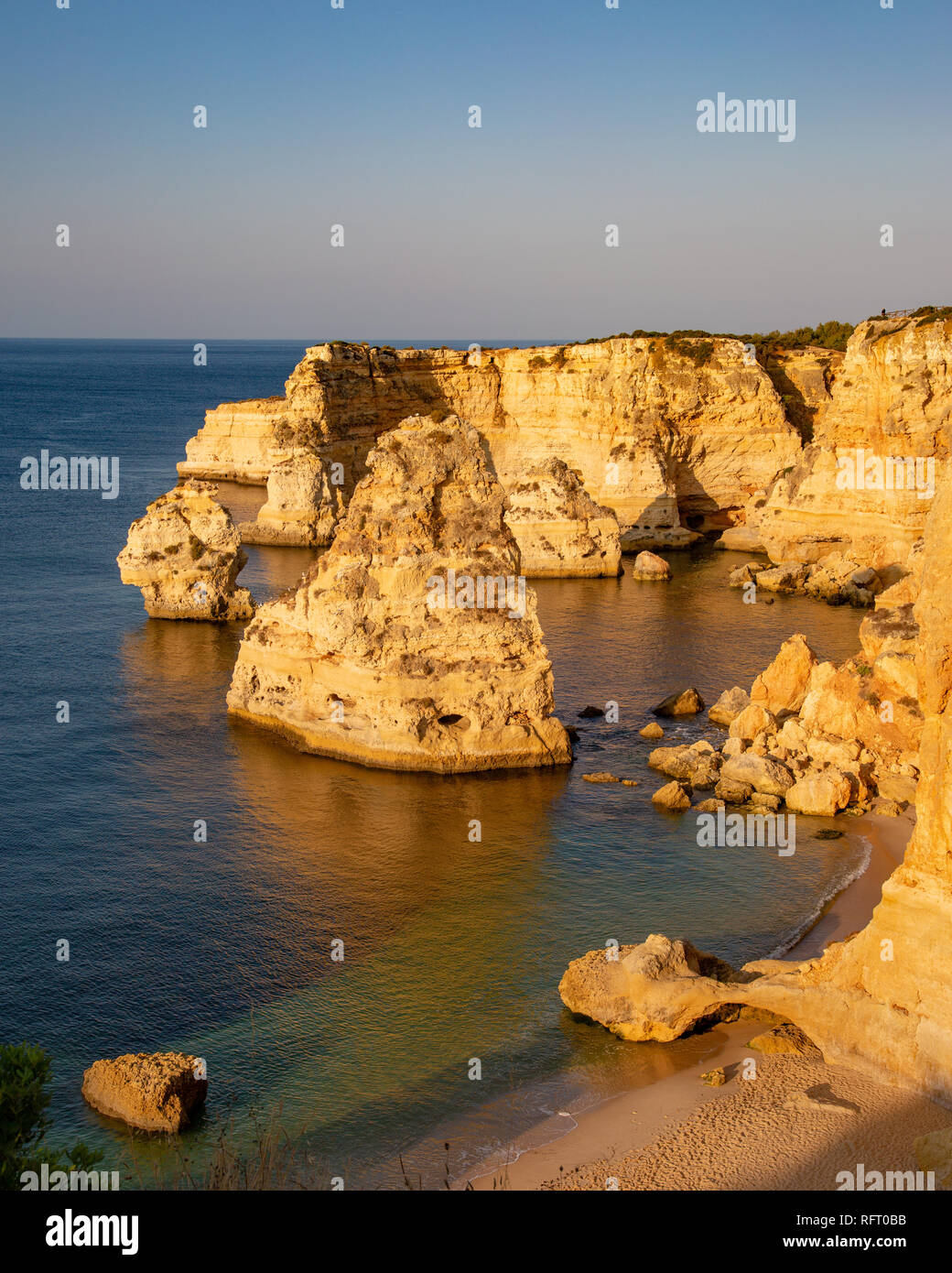 Praia da Marinha, Algarve, Portogallo. Seascape Foto Stock