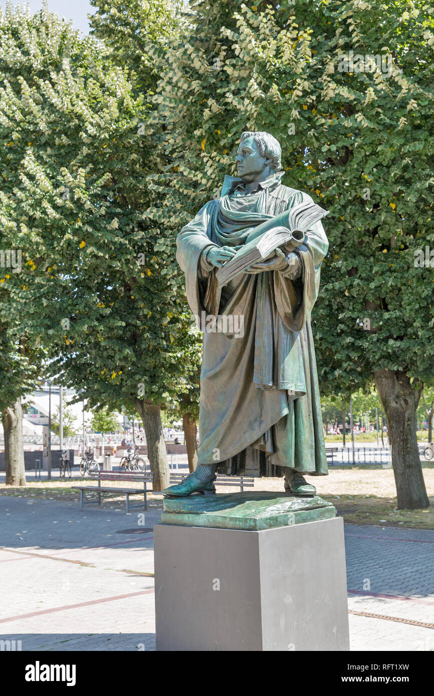 Statua della chiesa tedesca reformator Martin Lutero davanti a Santa Maria la Chiesa nel centro di Berlino, Germania. Foto Stock