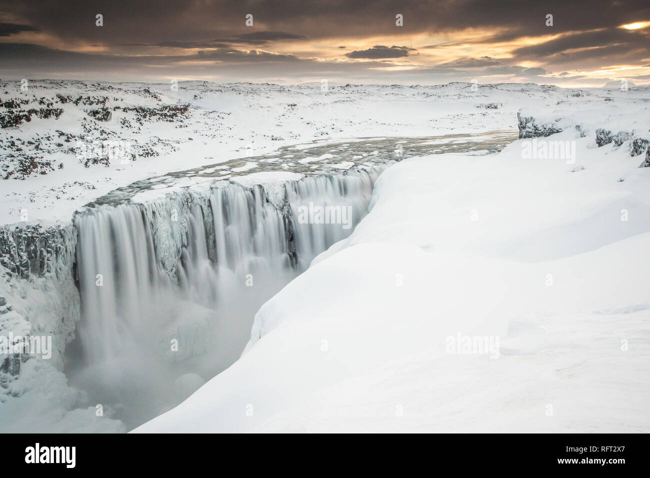 Tramonto alle cascate ghiacciate di Dettifoss in Islanda Foto Stock