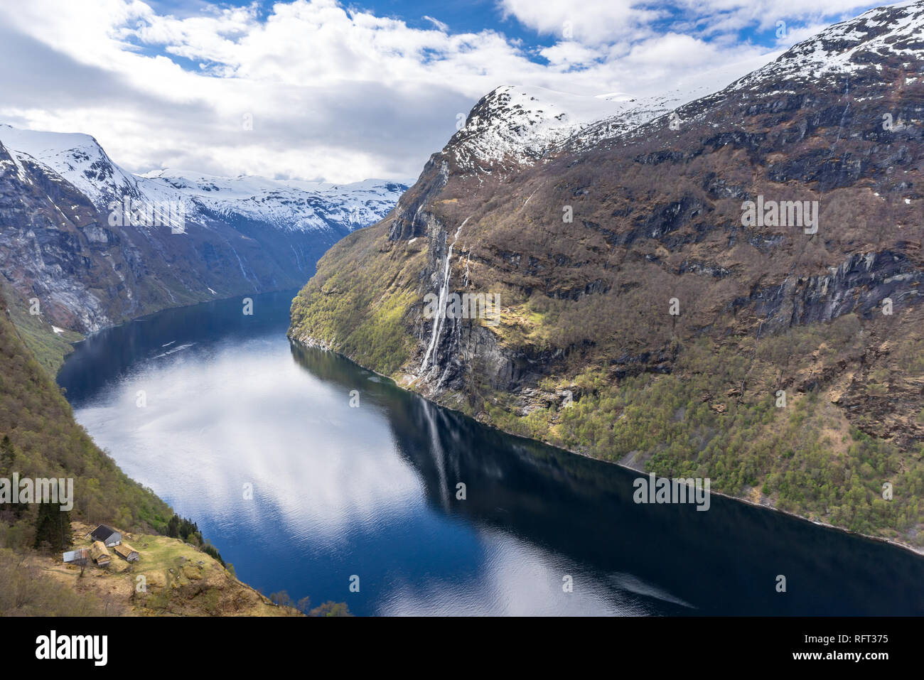 Il Geirangerfjord, le Sette Sorelle e la cascata Skagefla maso di montagna visto dal di sopra del fiordo. Un sito Patrimonio Mondiale dell'Unesco in Norvegia Foto Stock