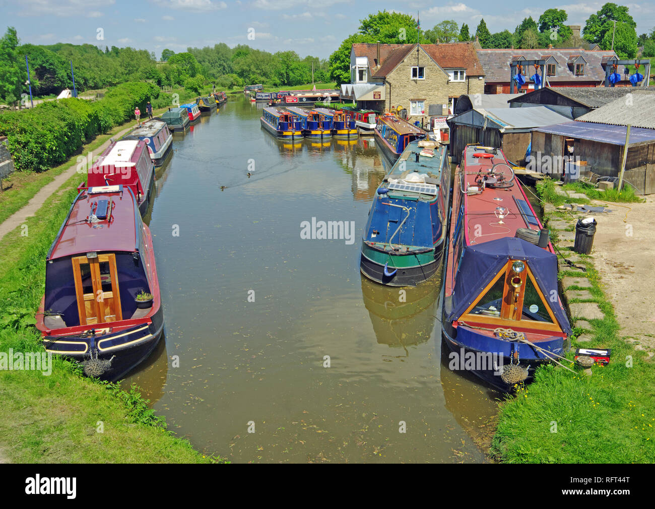 Imbarcazioni strette, Heyford inferiore, Wharf, Oxford Canal, Oxfordshire Foto Stock