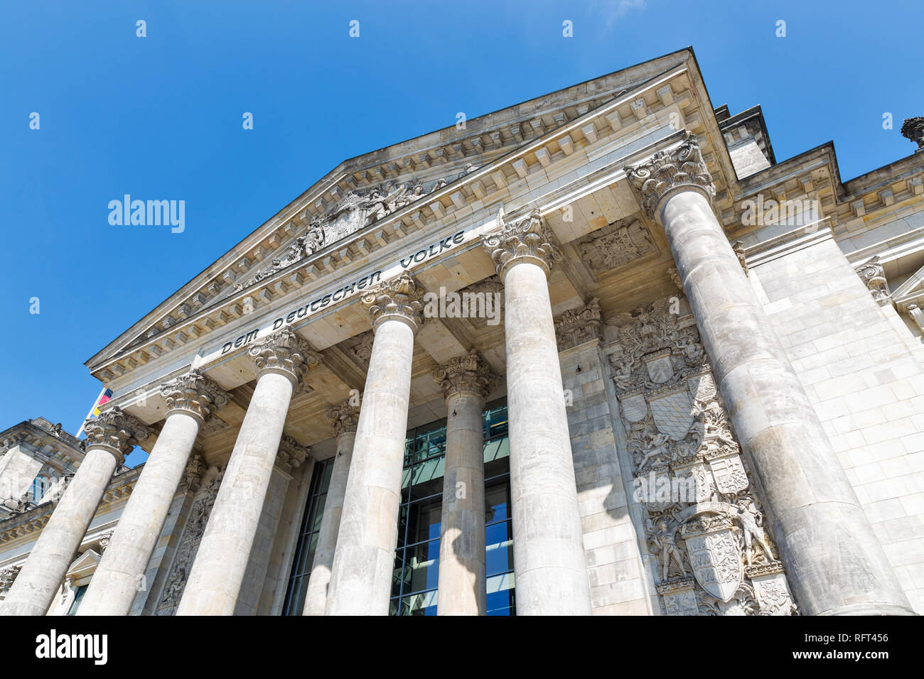Vista ingrandita del famoso palazzo del Reichstag, sede del parlamento tedesco. Berlin Mitte district, Germania. Foto Stock