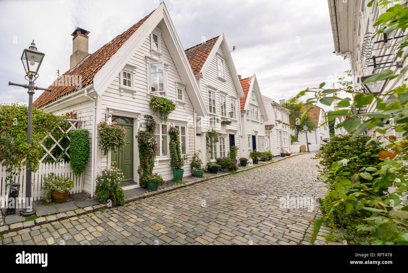 Stavanger centro storico (Gamle Stavanger) con bella e tradizionale, bianco case di legno. Stavanger, Norvegia Foto Stock