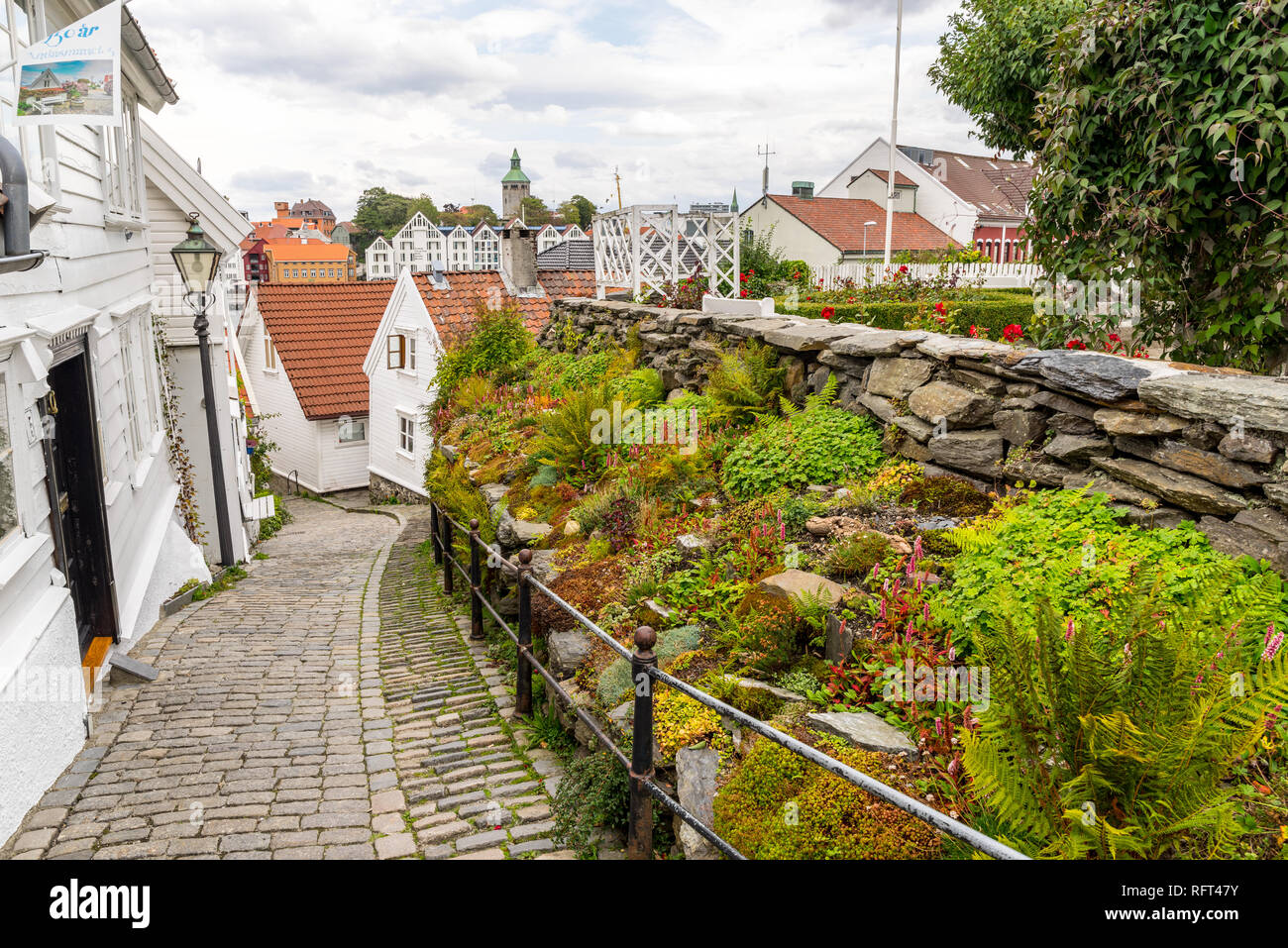 Stavanger centro storico (Gamle Stavanger) con bella e tradizionale, bianco case di legno. Stavanger, Norvegia Foto Stock