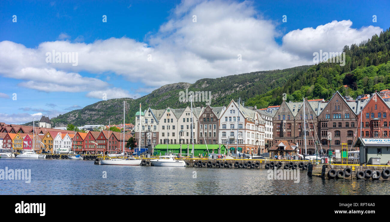 Panoramica del porto di Bergen con Bryggen, un sito Patrimonio Mondiale dell'Unesco con colorate in legno edifici anseatica di Bergen, Norvegia Foto Stock