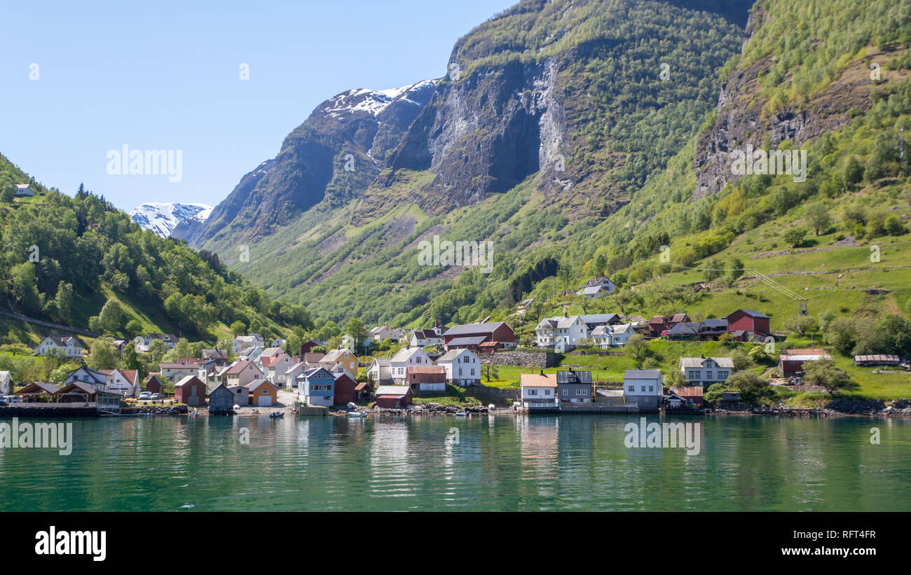 Case sulla riva del fiordo, Sognefjord, Norvegia Foto Stock