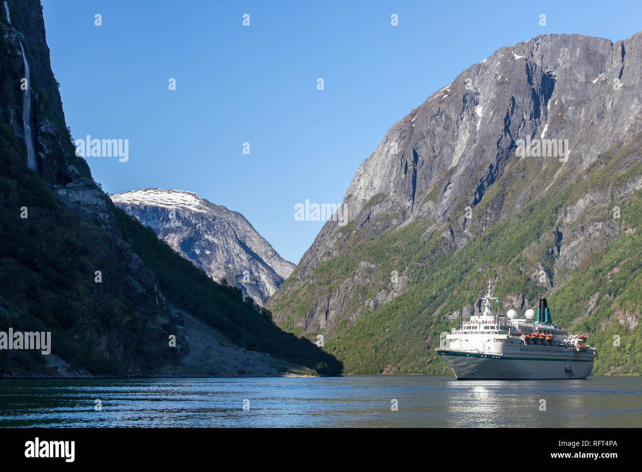 In nave da crociera Naeroyfjord un Sito Patrimonio Mondiale dell'Unesco, vicino Gudvangen, Norvegia Foto Stock