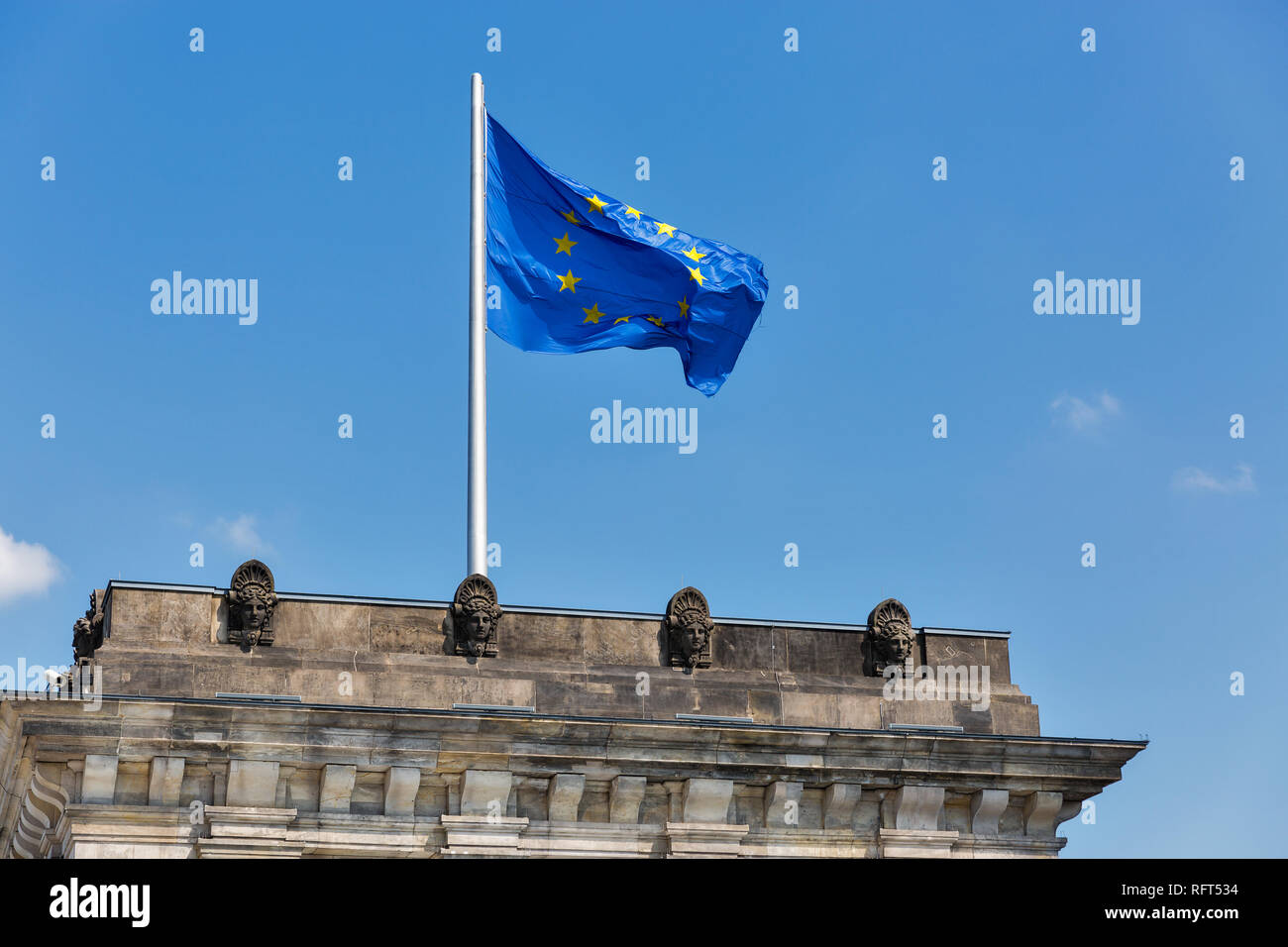 Vista ingrandita del famoso palazzo del Reichstag la torre e la bandiera dell'Unione Europea, Germania. Foto Stock