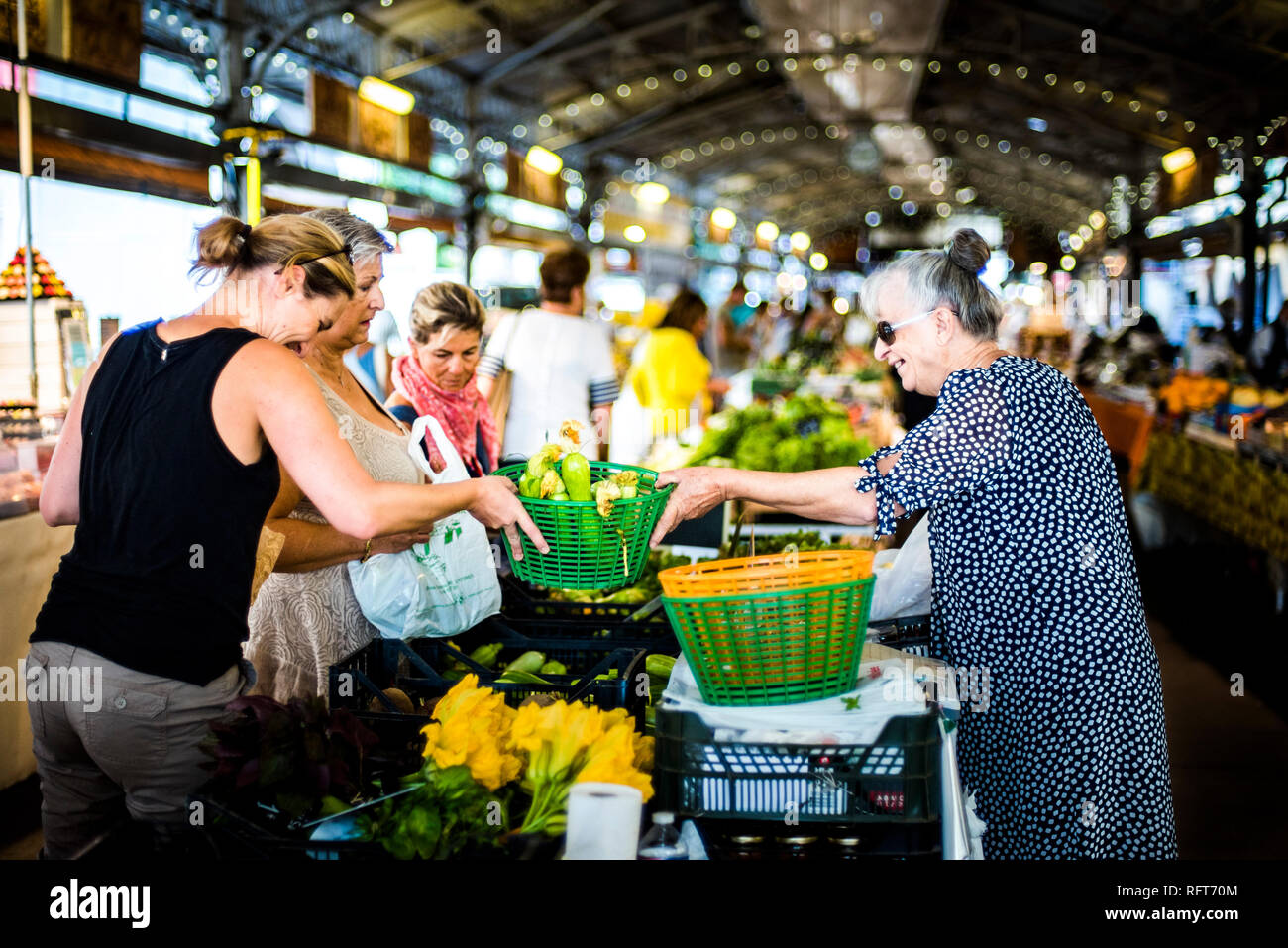 Marche provenzale, il mercato coperto di Antibes, Provence-Alpes-Côte d'Azur, Costa Azzurra, Francia, Europa Foto Stock