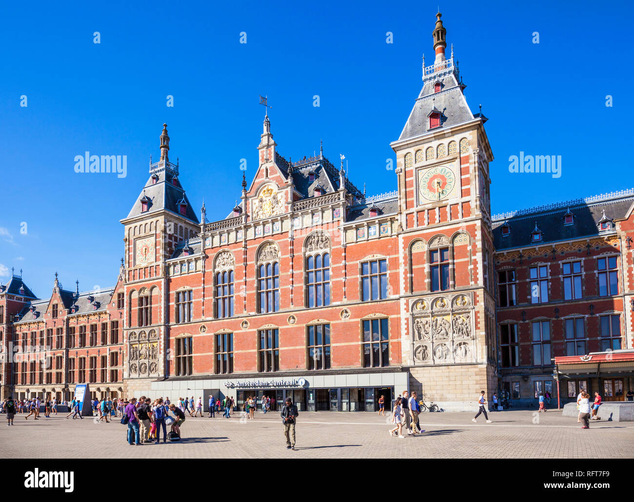 Occupata la stazione centrale di Amsterdam Centraal stazione ferroviaria, Amsterdam, Olanda Settentrionale, Paesi Bassi, Europa Foto Stock