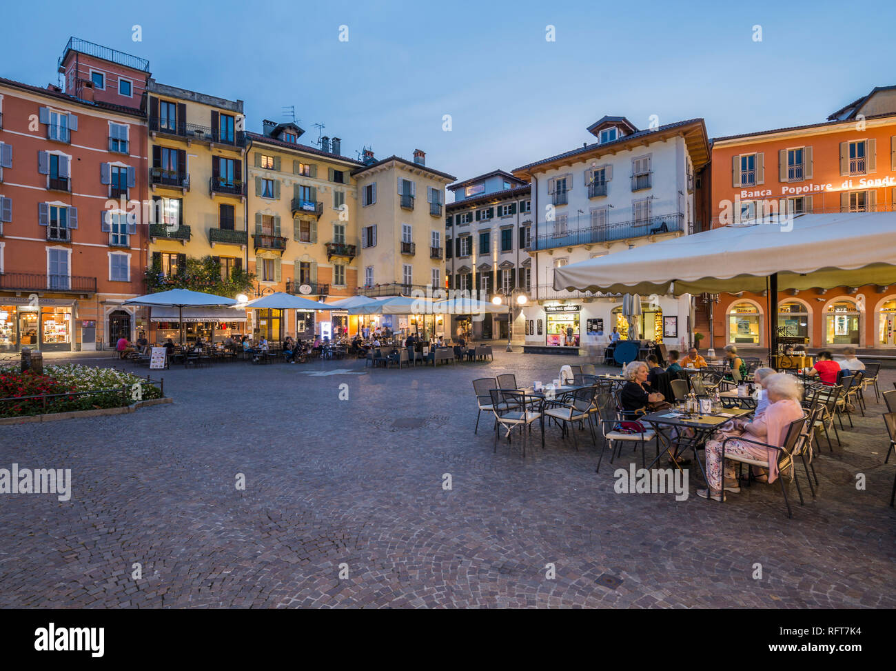 Al fresco e ristoranti in Piazza Daniele Ranzoni al crepuscolo, Intra, Verbania, Provincia del Verbano Cusio Ossola, Lago Maggiore, laghi italiani, Italia Foto Stock