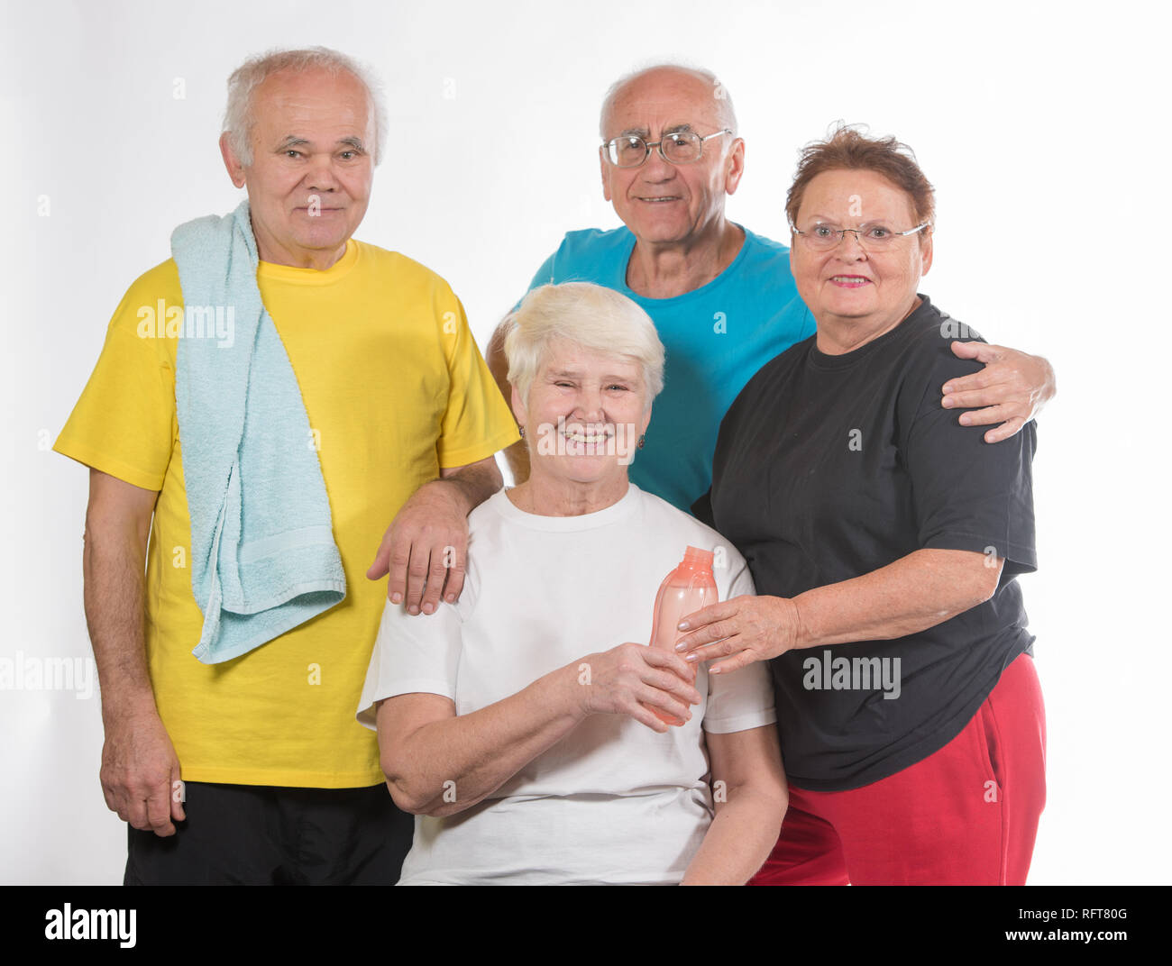 Gruppo di anziani felice facendo sport indossando variopinti t-shirts Foto Stock