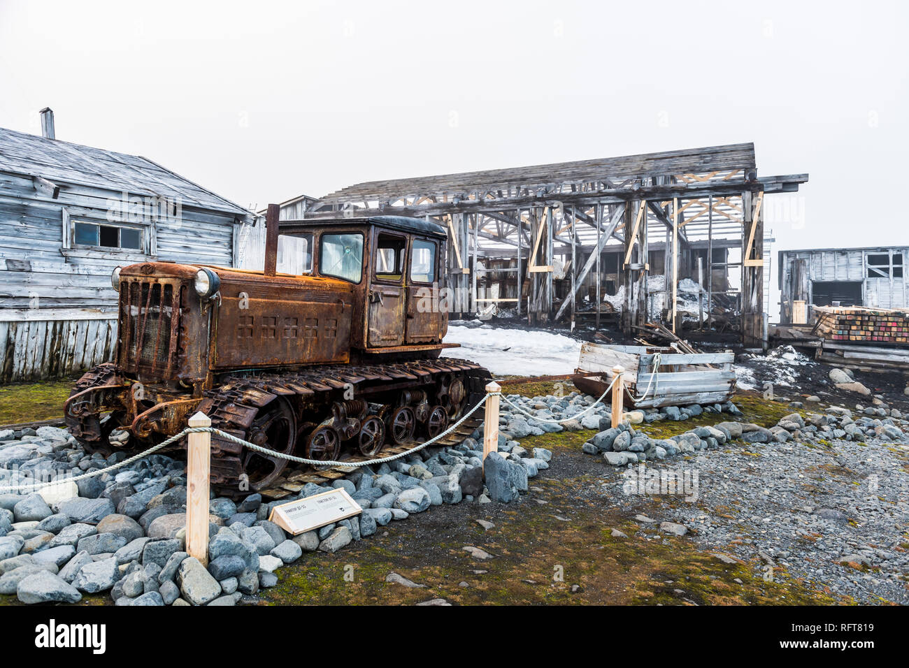 Caterpillar storico nella stazione meteorologica Sedov in Tikhaya Bay il Hooker isola, Franz Josef Land arcipelago, Artico, Russia Foto Stock