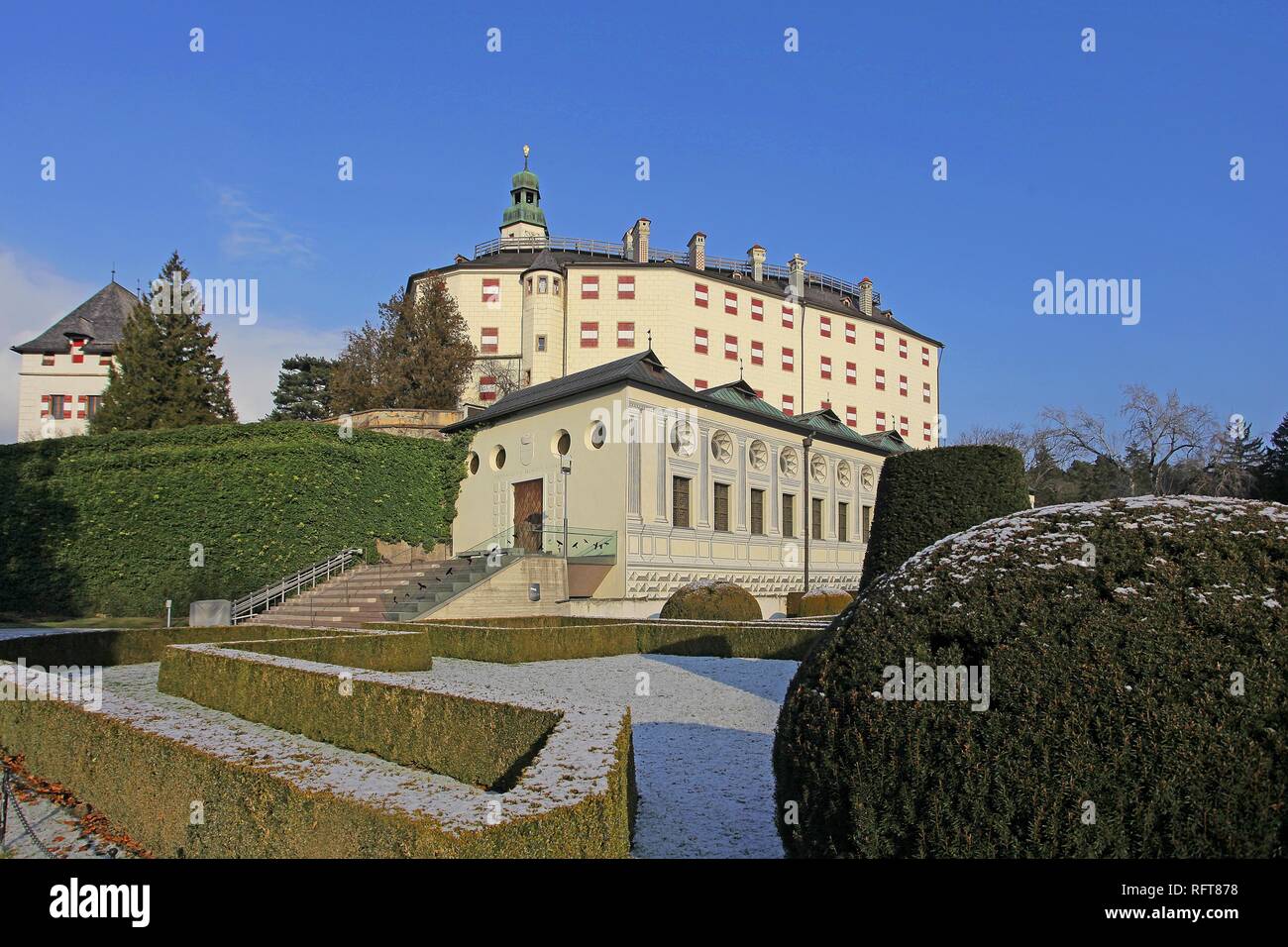 Il castello di Ambras, Innsbruck, in Tirolo, Austria, Europa Foto Stock