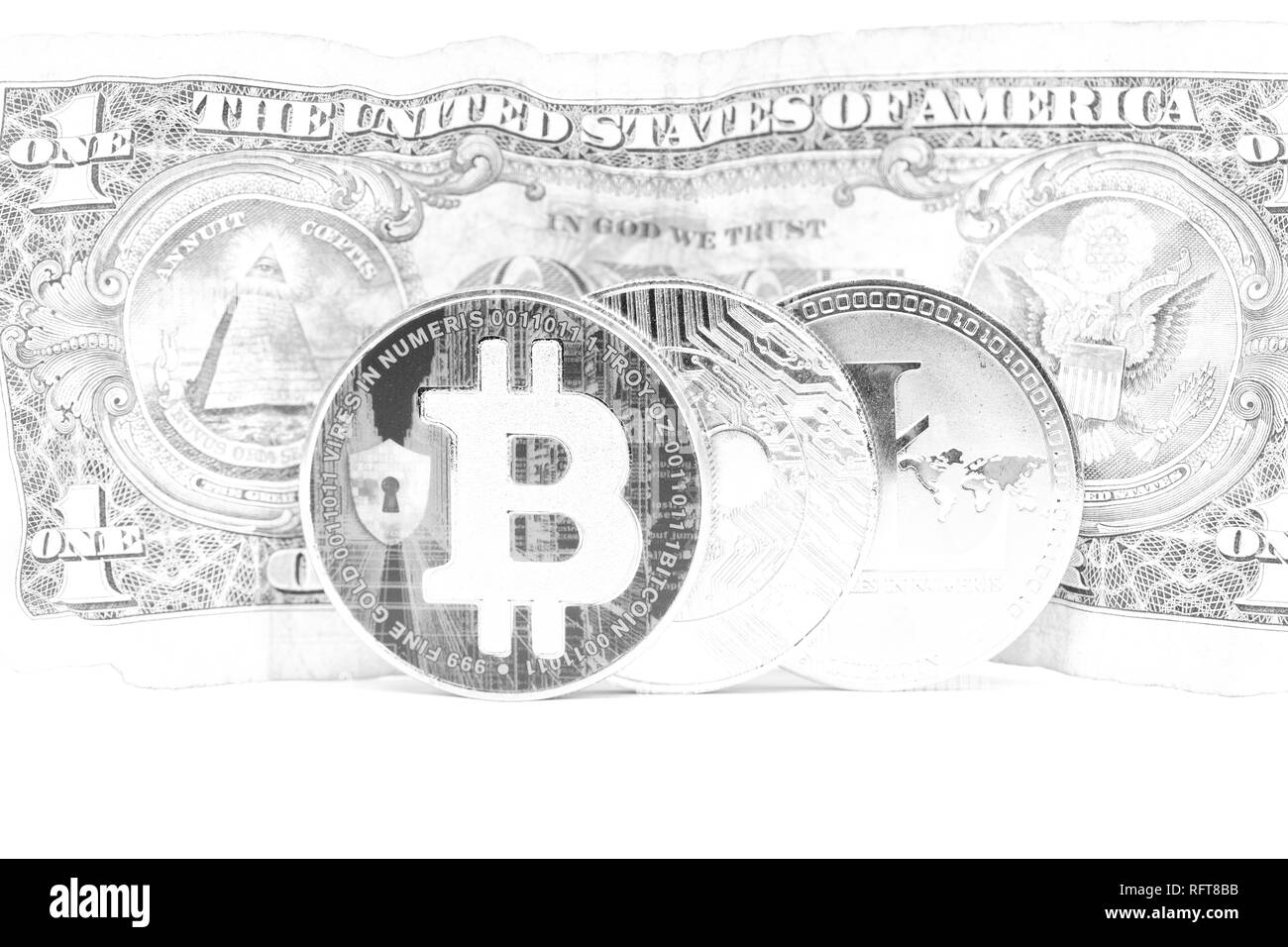 Crumpled sfocata dollar denaro e diversi background bitcoin come il concetto di problema e futuro Foto Stock