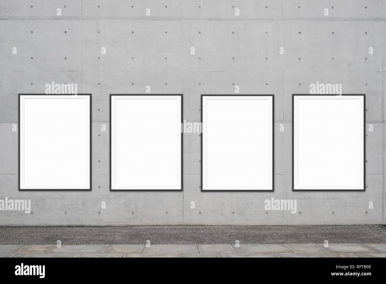 Fila di poster con cornice vuota / poster frame vicino al marciapiede mock up per la pubblicità Foto Stock
