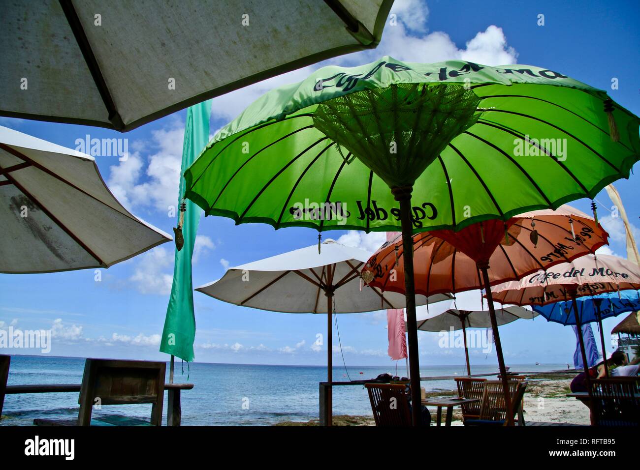 Caffetteria in spiaggia ombrelloni sotto un cielo blu Foto Stock