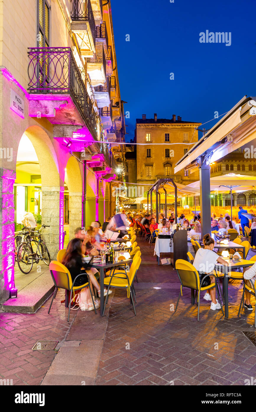 Vista del Duomo in Piazza del Duomo al tramonto, Como e provincia di Como, il lago di Como, Lombardia, Italia, Europa Foto Stock