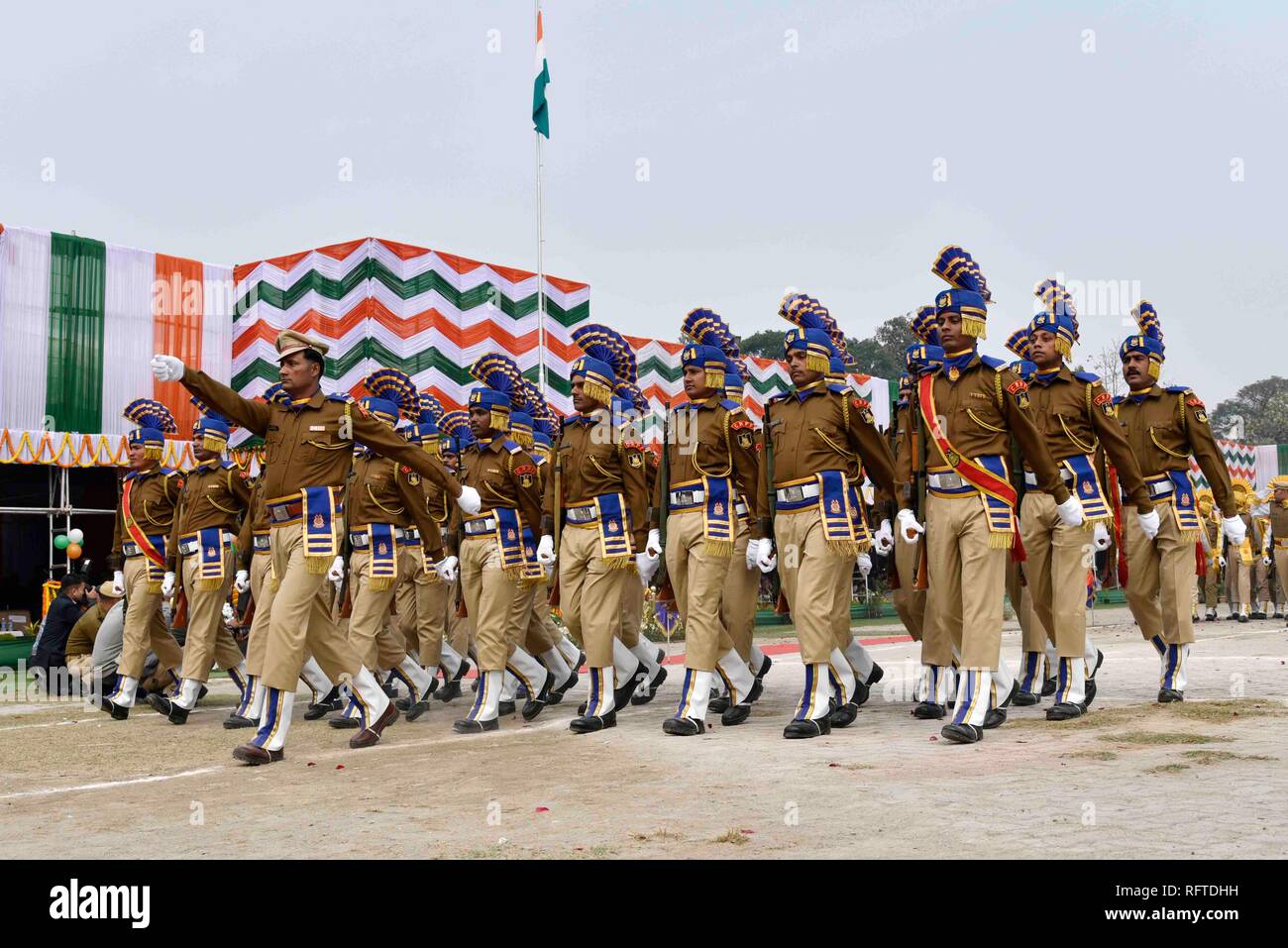 Guwahati, Assam, India. Il 26 gennaio, 2019. Guwahati, Assam, India. Il 26 gennaio, 2019. Guwahati, Assam, India. Gen 26, 2019. Sfilano davanti a governatore di Assam, Prof Jagdish Mukhi, Assam Chief Minister Sarbananda Sonowal e altri durante il settantesimo giorno della Repubblica celebrazione di Guwahati, Assam, sabato 26 gennaio, 2019. Credito: David Talukdar/Alamy Live News Foto Stock