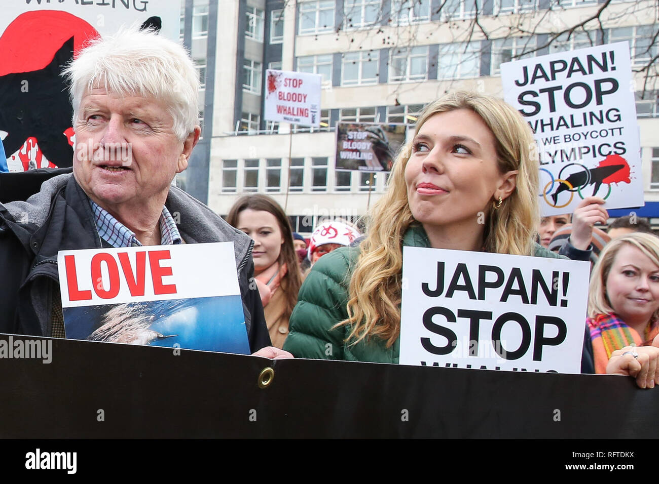 Il centro di Londra, UK 26 gen 2019 - ex segretario di Stato per gli affari esteri Boris Johnson la ragazza di Carrie Symonds (R) assiste la protesta contro la baleniera giapponese dimostrazione in Londra centrale lungo con Stanley Johnson (L). Credito: Dinendra Haria/Alamy Live News Foto Stock