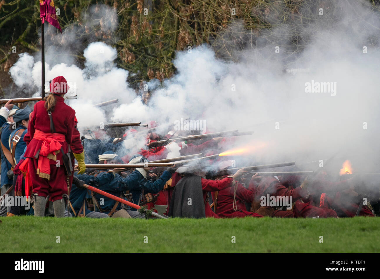 Nantwich, Cheshire, Regno Unito 26 gen, 2019 . La battaglia di Nantwich. Per più di quarant'anni, le truppe fedeli del Nodo sigillato si sono riuniti nella storica cittadina di Nantwich, Cheshire, per riattivare il tiro sanguinosa battaglia, moschetti sparare pistola pistole soldati soldati che ha avuto luogo nel 1644. Ora noto come Holly giorno santo, l'evento annuale ri-decreta la battaglia che si è conclusa la lunga e dolorosa assedio della città. Credito: MWI/AlamyLiveNews. Foto Stock