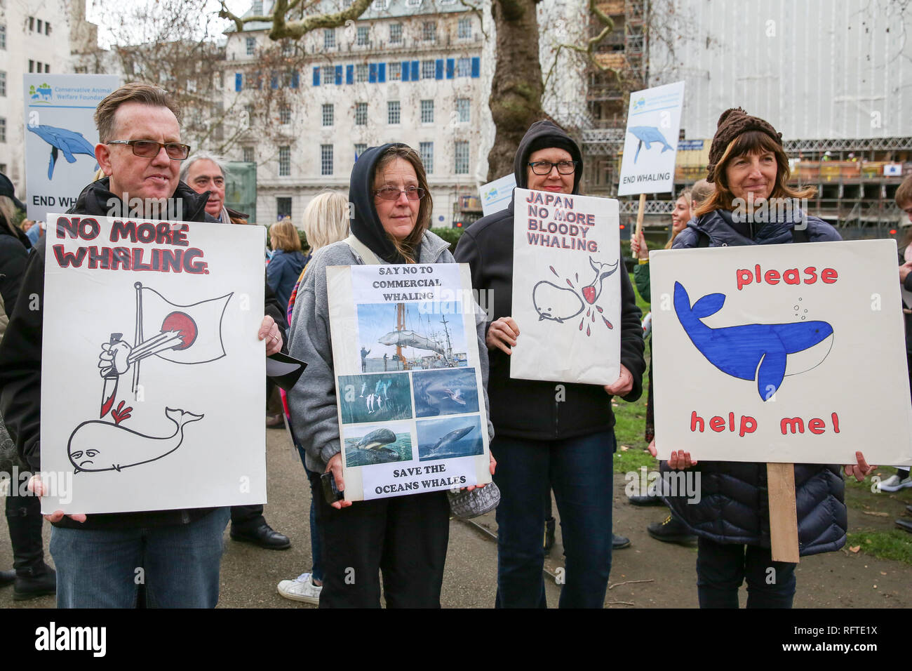 Londra, Regno Unito. Il 26 gennaio, 2019. I dimostranti sono visti tenendo cartelloni durante la protesta contro la baleniera giapponese nel centro di Londra. Credito: Dinendra Haria/SOPA Immagini/ZUMA filo/Alamy Live News Foto Stock