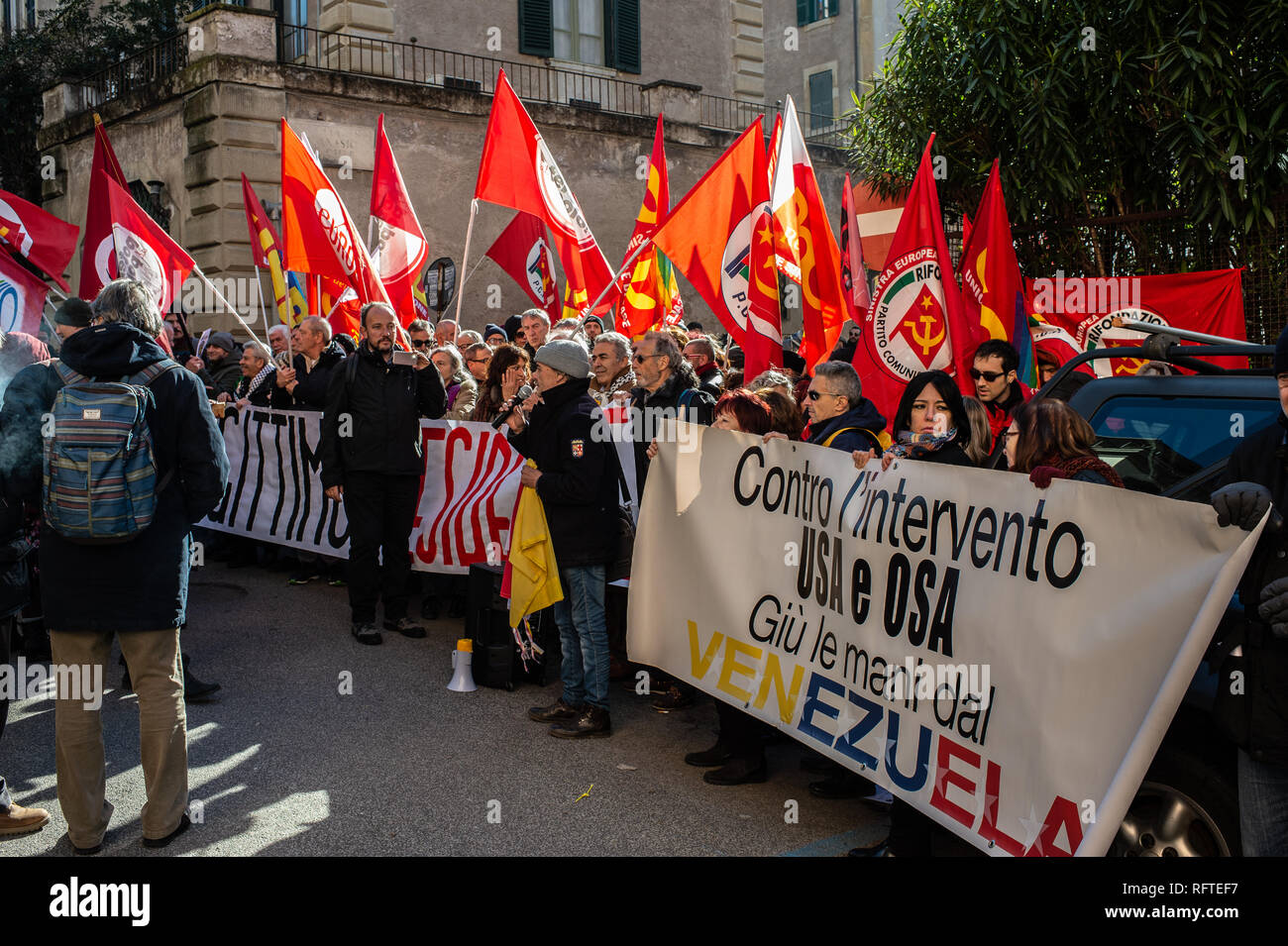 Roma, Italia. Il 26 gennaio, 2019. Di fronte all'Ambasciata della Repubblica Bolivariana del Venezuela a Roma, in Italia i dimostranti di italiano di sinistra le parti mostrano solidarietà con il governo del Presidente del Venezuela Nicolás Maduro Credito: Roberto Nistri/Alamy Live News Foto Stock