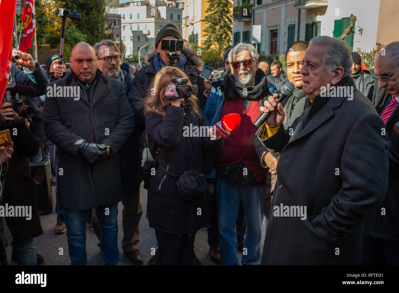 Roma, Italia. Il 26 gennaio, 2019. Di fronte all'Ambasciata della Repubblica Bolivariana del Venezuela a Roma l'ambasciatore venezuelano Juliàn Isaìas Rodríguez Díaz soddisfa i dimostranti da sinistra-ala partiti italiani che sono venuti a manifestare solidarietà con il governo del Presidente Nicolás Maduro Credito: Roberto Nistri/Alamy Live News Foto Stock