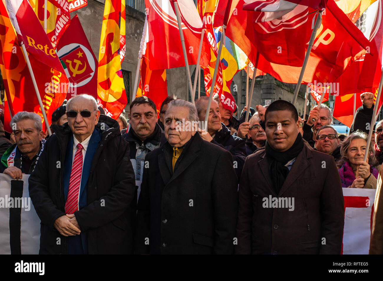 Roma, Italia. Il 26 gennaio, 2019. Di fronte all'Ambasciata della Repubblica Bolivariana del Venezuela a Roma l'ambasciatore venezuelano Juliàn Isaìas Rodríguez Díaz soddisfa i dimostranti da sinistra-ala partiti italiani che sono venuti a manifestare solidarietà con il governo del Presidente Nicolás Maduro Credito: Roberto Nistri/Alamy Live News Foto Stock