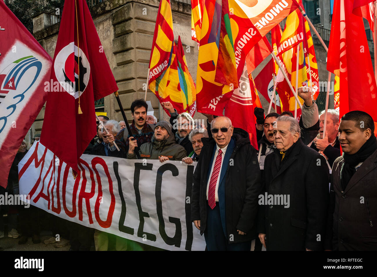 Roma, Italia. Il 26 gennaio, 2019. Di fronte all'Ambasciata della Repubblica Bolivariana del Venezuela a Roma l'ambasciatore venezuelano Juliàn Isaìas Rodríguez Díaz soddisfa i dimostranti da sinistra-ala partiti italiani che sono venuti a manifestare solidarietà con il governo del Presidente Nicolás Maduro Credito: Roberto Nistri/Alamy Live News Foto Stock