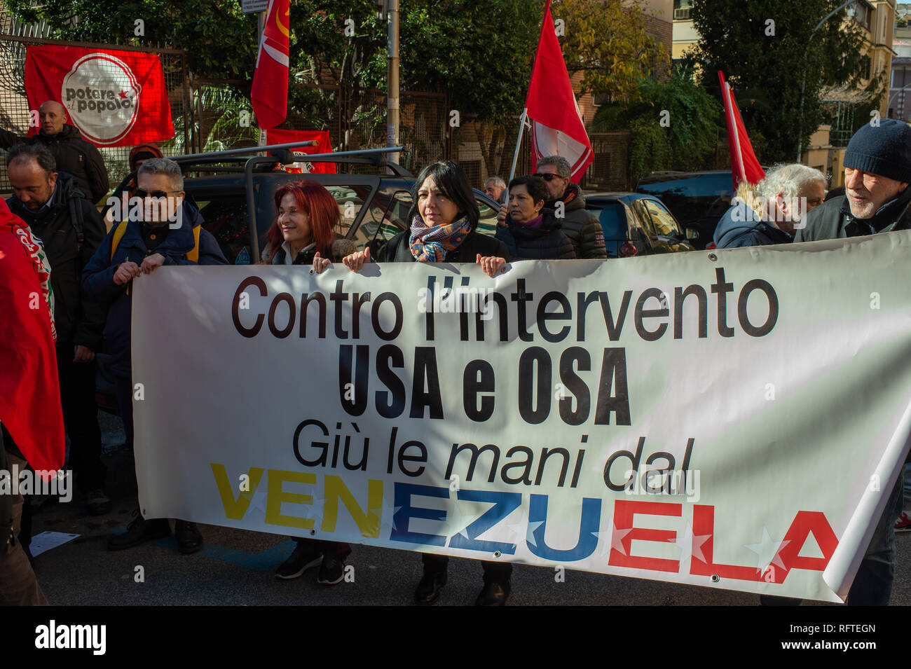 Roma, Italia. Il 26 gennaio, 2019. Di fronte all'Ambasciata della Repubblica Bolivariana del Venezuela a Roma, in Italia i dimostranti di italiano di sinistra le parti mostrano solidarietà con il governo del Presidente del Venezuela Nicolás Maduro Credito: Roberto Nistri/Alamy Live News Foto Stock