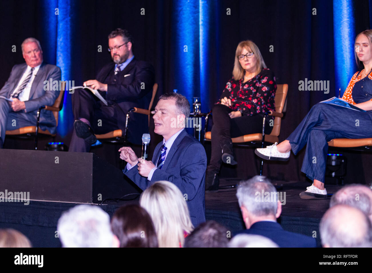 Waterfront Hall di Belfast, Regno Unito. Il 26 gennaio 2019. . Chris Donnelly che hanno affrontato la folla in oltre Brexit Converence. Quale avvenire per i cittadini irlandesi nel nord? Oltre 1700 persone hanno preso parte alla conferenza in cui vari pareri sono stati ha parlato sul futuro dell'isola di Irlanda e la gente post Brexit. È possibile che un futuro saranno creati in Irlanda in cui tutti i cittadini sono amati e i loro diritti sono garantiti e rispettati? Credito: Bonzo Alamy/Live News Foto Stock