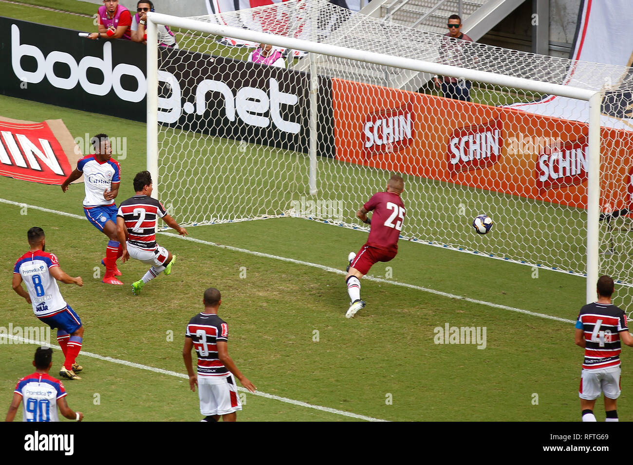 Sao Lourenco da Mata, Brasile. 26 gen, 2019. PE - Sao Lourenco da Mata - 26/01/2019 - Nordest Cup 2019, Santa Cruz vs. Bahia - Bahia player segnando il primo obiettivo durante un match contro Santa Cruz allo Estadio Arena Pernambuco per il campionato Nordest Cup 2019. Foto: Paulo Paiva/AGIF Credito: AGIF/Alamy Live News Foto Stock