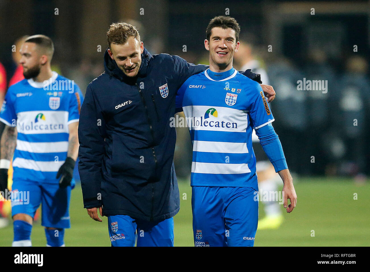 Almelo, Paesi Bassi. 26 gen, 2019. ALMELO, 26-01-2019, Polman Stadium, stagione 2018/2019, olandese Eredivisie, PEC Zwolle player Lennart tuo e PEC Zwolle player Pelle Clemente celebrando la vittoria durante la partita Heracles Almelo - PEC Zwolle. Credito: Pro scatti/Alamy Live News Foto Stock