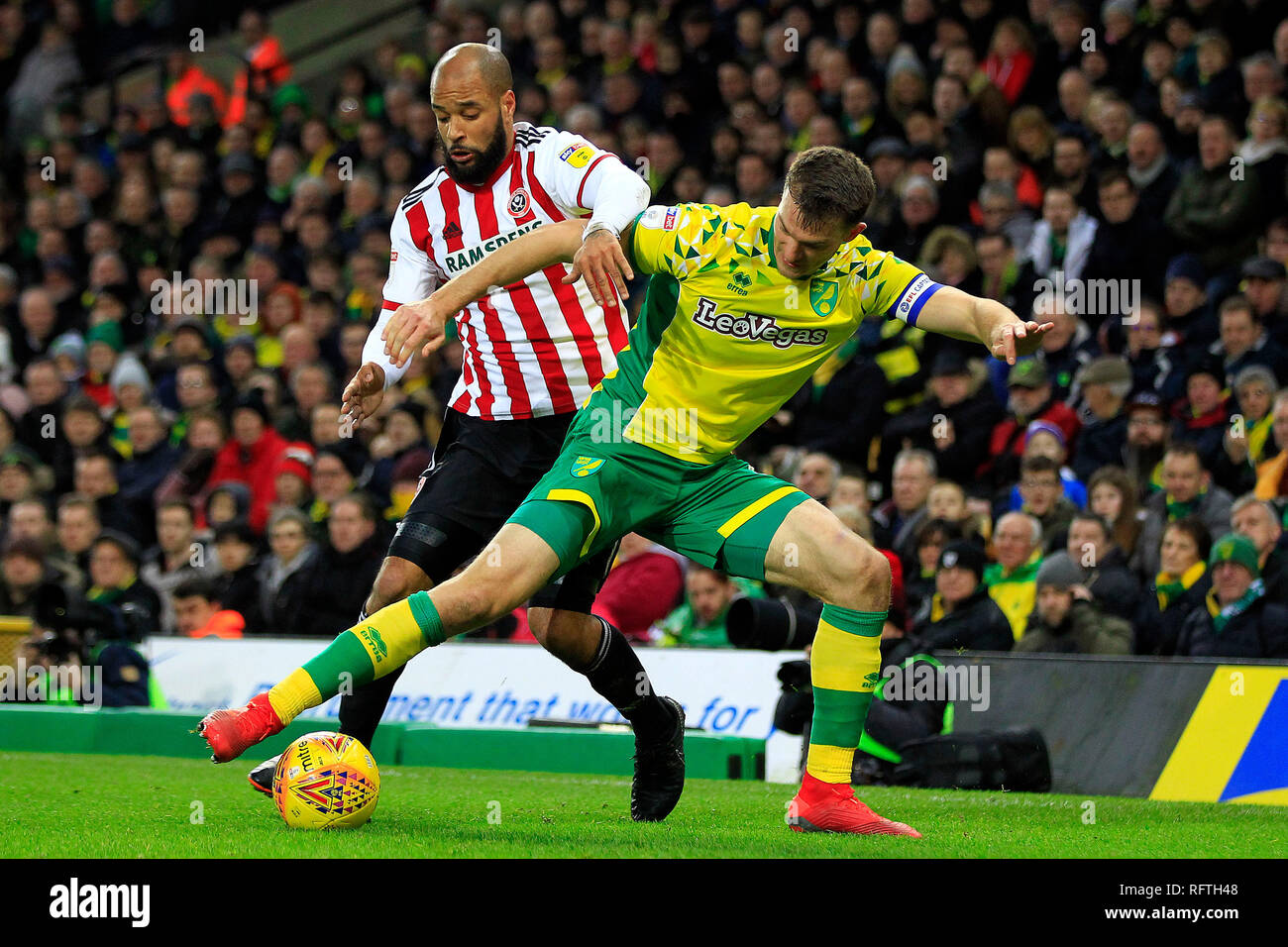 Norwich, Regno Unito. 26 gen, 2019. Christoph Zimmermann di Norwich City (R) fends off David McGoldrick di Sheffield Regno (L). EFL Skybet partita in campionato, Norwich City v Sheffield Regno a Carrow Road Stadium di Norwich sabato 26 gennaio 2019. Questa immagine può essere utilizzata solo per scopi editoriali. Solo uso editoriale, è richiesta una licenza per uso commerciale. Nessun uso in scommesse, giochi o un singolo giocatore/club/league pubblicazioni. pic da Steffan Bowen/Andrew Orchard fotografia sportiva/Alamy Live news Credito: Andrew Orchard fotografia sportiva/Alamy Live News Foto Stock