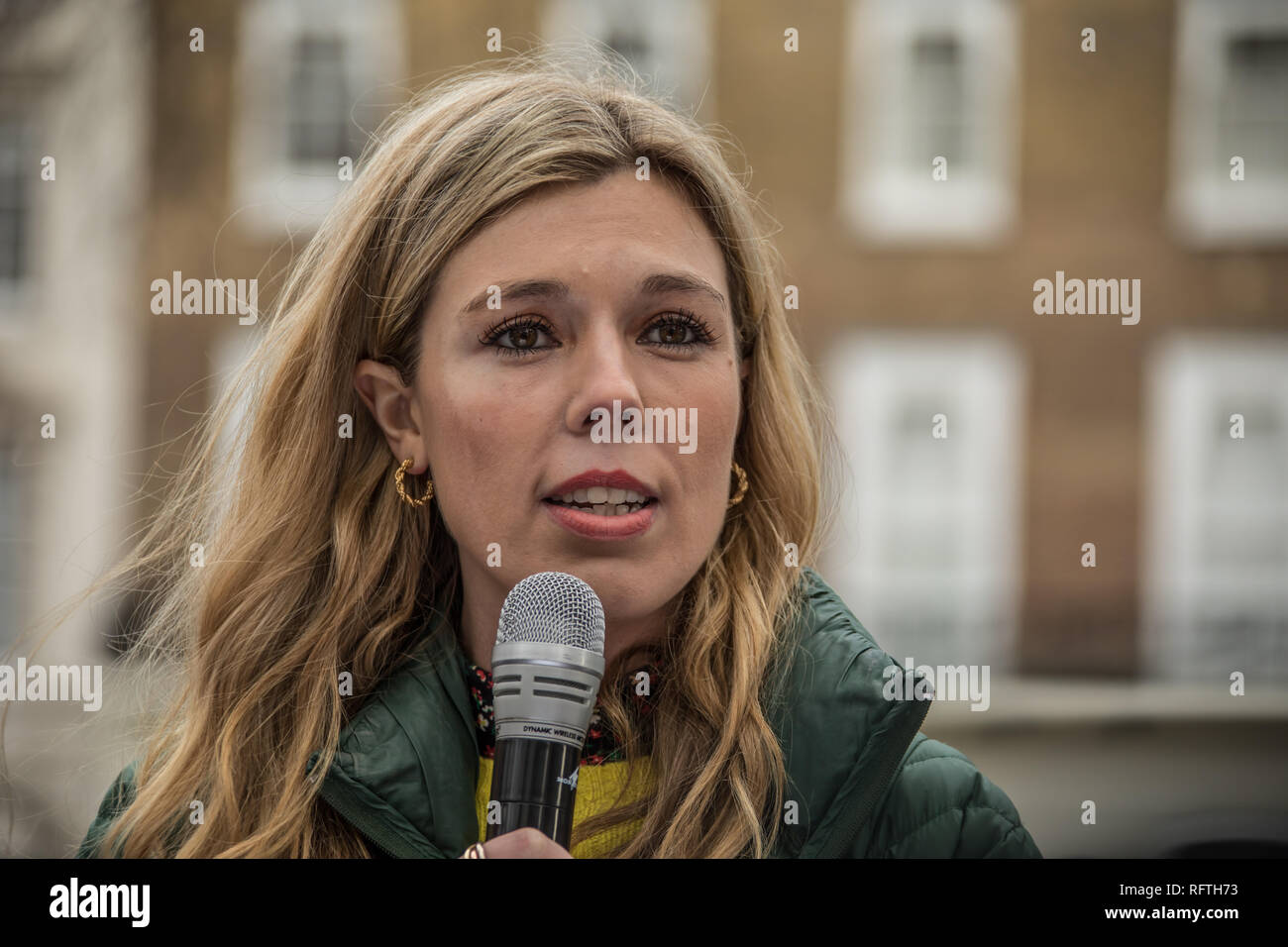 Londra, Regno Unito. 26 Gennaio 2019. Carrie Symonds, attivista e attuale fidanzata di Boris Johnson, si rivolge alla folla come i manifestanti marciarono attraverso Londra prima di dimostrare all'ambasciata giapponese dopo che il Giappone ha annunciato che avrebbe ripreso la caccia commerciale. David Rowe/Alamy Live News. Foto Stock