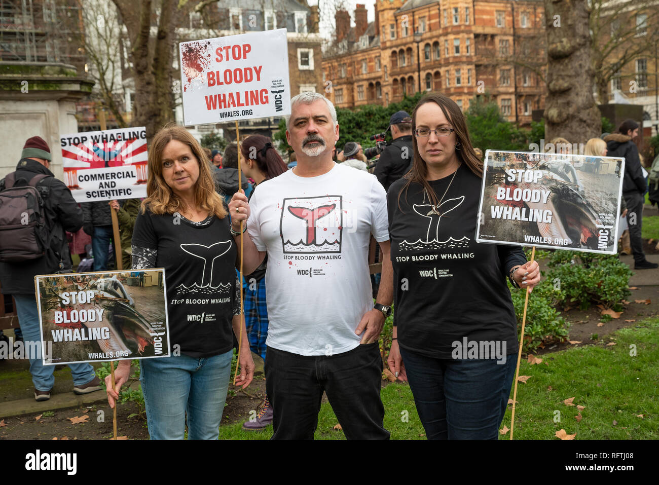 Londra, Regno Unito. Il 26 gennaio 2019. Londra protesta contro la prevista ripresa della caccia alle balene da parte del Giappone.Il governo giapponese ha recentemente sostenuto al di fuori di un accordo internazionale il divieto di caccia alle balene a fini commerciali. Gli attivisti al rally di Cavendish Square per il mese di marzo all'Ambasciata Giapponese. Credito: Stephen Bell/Alamy Live News. Foto Stock