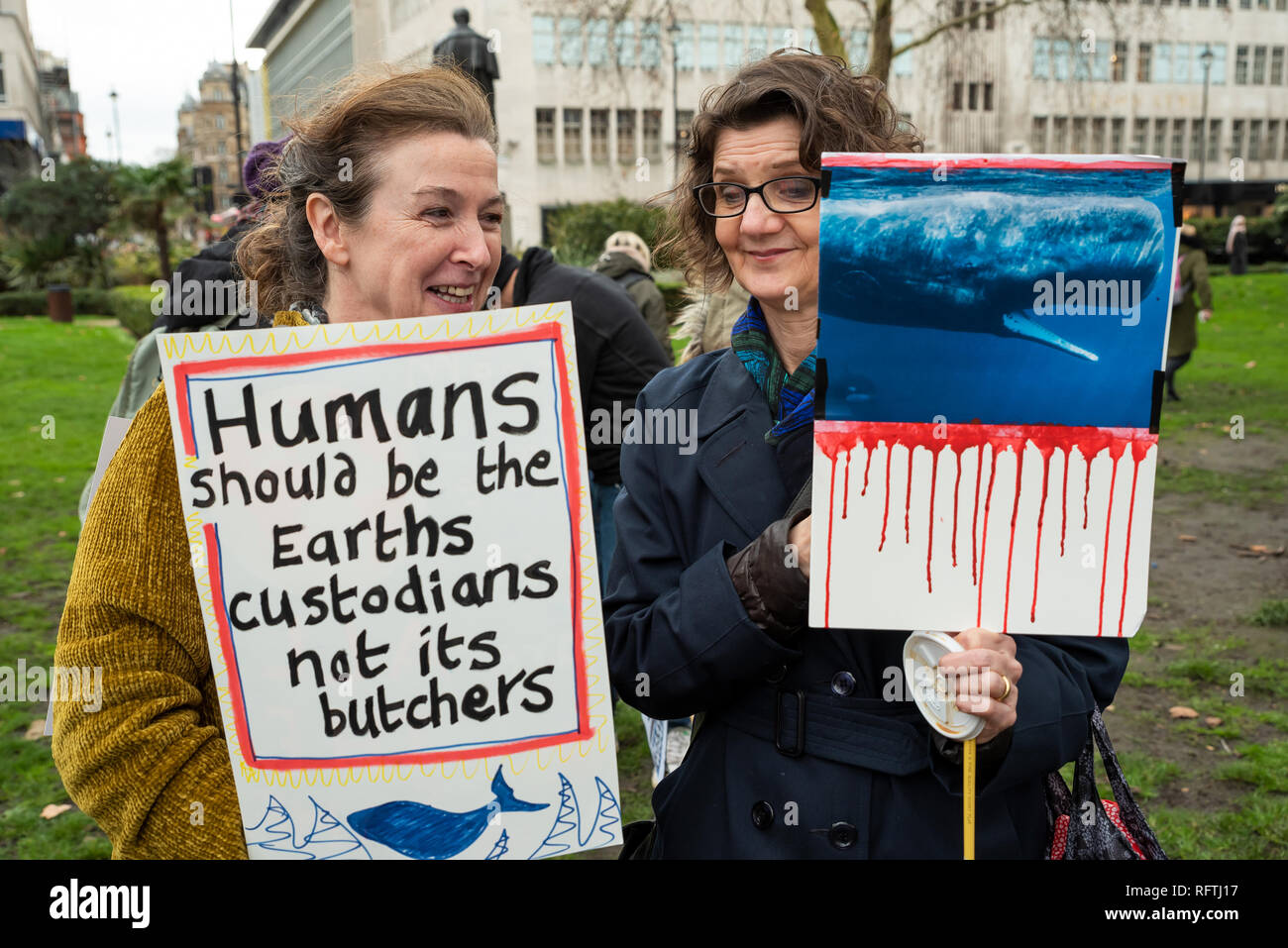 Londra, Regno Unito. Il 26 gennaio 2019. Londra protesta contro la prevista ripresa della caccia alle balene da parte del Giappone.Il governo giapponese ha recentemente sostenuto al di fuori di un accordo internazionale il divieto di caccia alle balene a fini commerciali. Gli attivisti al rally di Cavendish Square per il mese di marzo all'Ambasciata Giapponese. Due donne azienda cartelloni, dicendo gli esseri umani dovrebbero essere le masse custodi non la sua macellai. Credito: Stephen Bell/Alamy Live News. Foto Stock