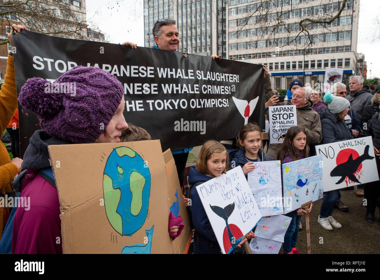 Londra, Regno Unito. Il 26 gennaio 2019. Londra protesta contro la prevista ripresa della caccia alle balene da parte del Giappone.Il governo giapponese ha recentemente sostenuto al di fuori di un accordo internazionale il divieto di caccia alle balene a fini commerciali. Gli attivisti al rally di Cavendish Square per il mese di marzo all'Ambasciata Giapponese. I bambini con cartelli in piedi di fronte a smettere di balena giapponesi macellazione banner. Credito: Stephen Bell/Alamy Live News. Foto Stock