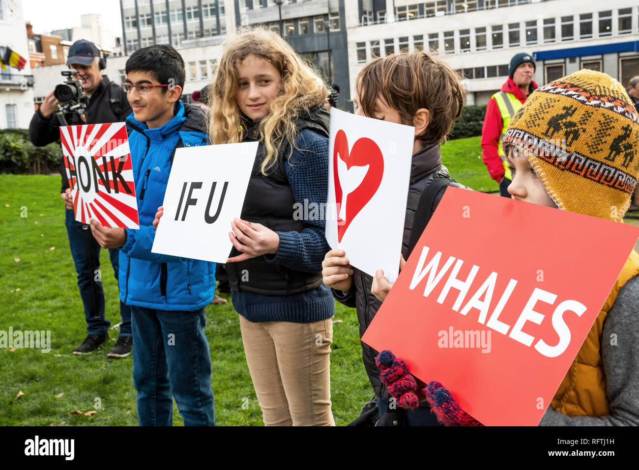 Londra, Regno Unito. Il 26 gennaio 2019. Londra protesta contro la prevista ripresa della caccia alle balene da parte del Giappone.Il governo giapponese ha recentemente sostenuto al di fuori di un accordo internazionale il divieto di caccia alle balene a fini commerciali. Gli attivisti al rally di Cavendish Square per il mese di marzo all'Ambasciata Giapponese. Quattro Figli azienda segni con Honk IFU amore le balene. Credito: Stephen Bell/Alamy Live News. Foto Stock