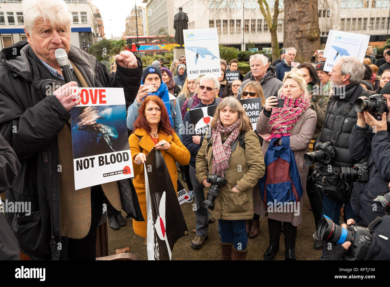 Londra, Regno Unito. Il 26 gennaio 2019. Londra protesta contro la prevista ripresa della caccia alle balene da parte del Giappone.Il governo giapponese ha recentemente sostenuto al di fuori di un accordo internazionale il divieto di caccia alle balene a fini commerciali. Gli attivisti al rally di Cavendish Square per il mese di marzo all'Ambasciata Giapponese. Stanley Johnson, Boris Johnsons padre, rivolgendosi alla folla. Credito: Stephen Bell/Alamy Live News. Foto Stock