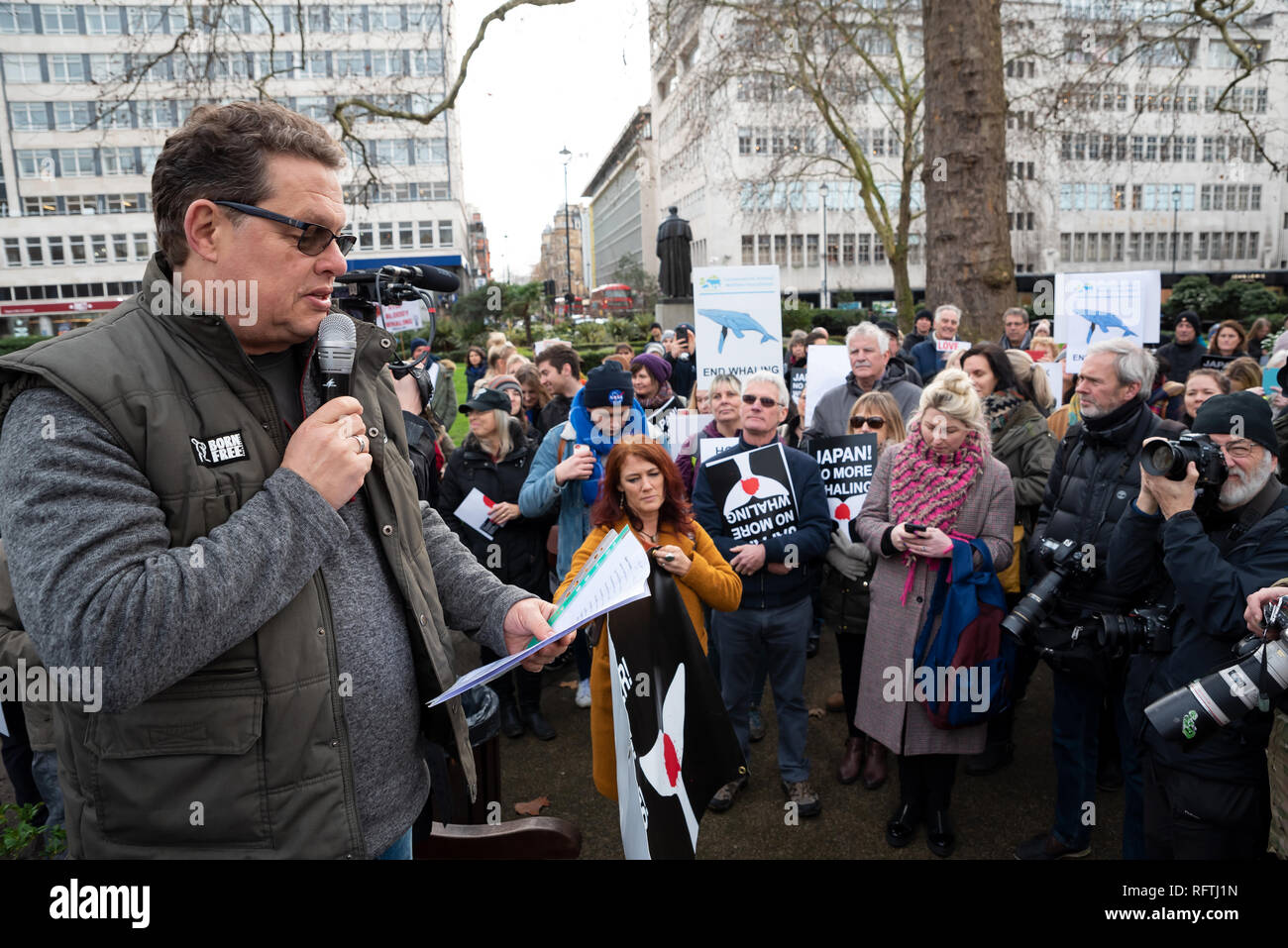 Londra, Regno Unito. Il 26 gennaio 2019. Londra protesta contro la prevista ripresa della caccia alle balene da parte del Giappone.Il governo giapponese ha recentemente sostenuto al di fuori di un accordo internazionale il divieto di caccia alle balene a fini commerciali. Gli attivisti al rally di Cavendish Square per il mese di marzo all'Ambasciata Giapponese. Nella foto a sinistra, Travers dalla nato libero. Credito: Stephen Bell/Alamy Live News. Foto Stock