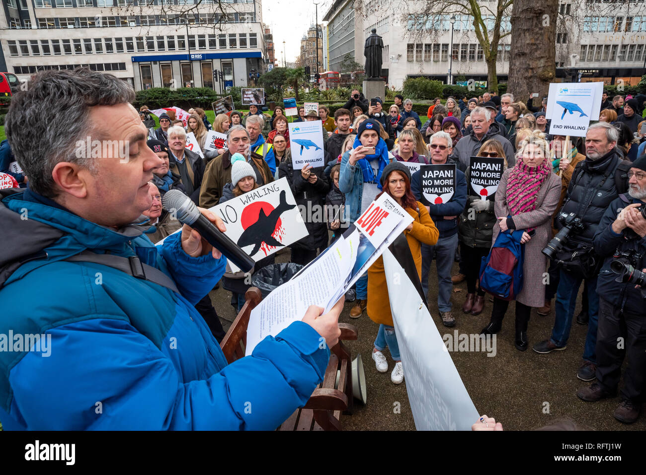 Londra, Regno Unito. Il 26 gennaio 2019. Londra protesta contro la prevista ripresa della caccia alle balene da parte del Giappone.Il governo giapponese ha recentemente sostenuto al di fuori di un accordo internazionale il divieto di caccia alle balene a fini commerciali. Gli attivisti al rally di Cavendish Square per il mese di marzo all'Ambasciata Giapponese. Nella foto a sinistra, Dominic Dyer. Credito: Stephen Bell/Alamy Live News. Foto Stock