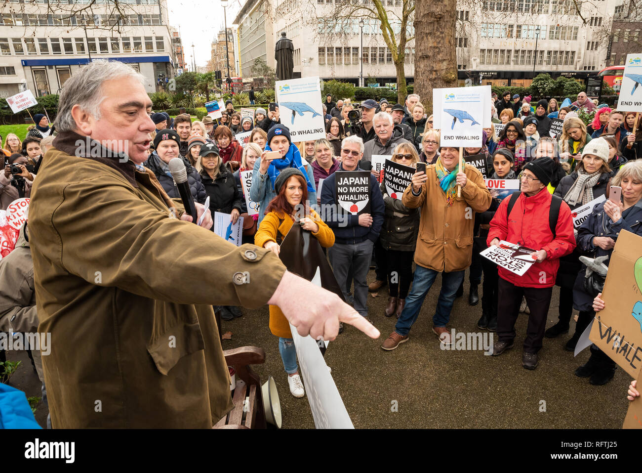Londra, Regno Unito. Il 26 gennaio 2019. Londra protesta contro la prevista ripresa della caccia alle balene da parte del Giappone.Il governo giapponese ha recentemente sostenuto al di fuori di un accordo internazionale il divieto di caccia alle balene a fini commerciali. Gli attivisti al rally di Cavendish Square per il mese di marzo all'Ambasciata Giapponese. Credito: Stephen Bell/Alamy Live News. Foto Stock